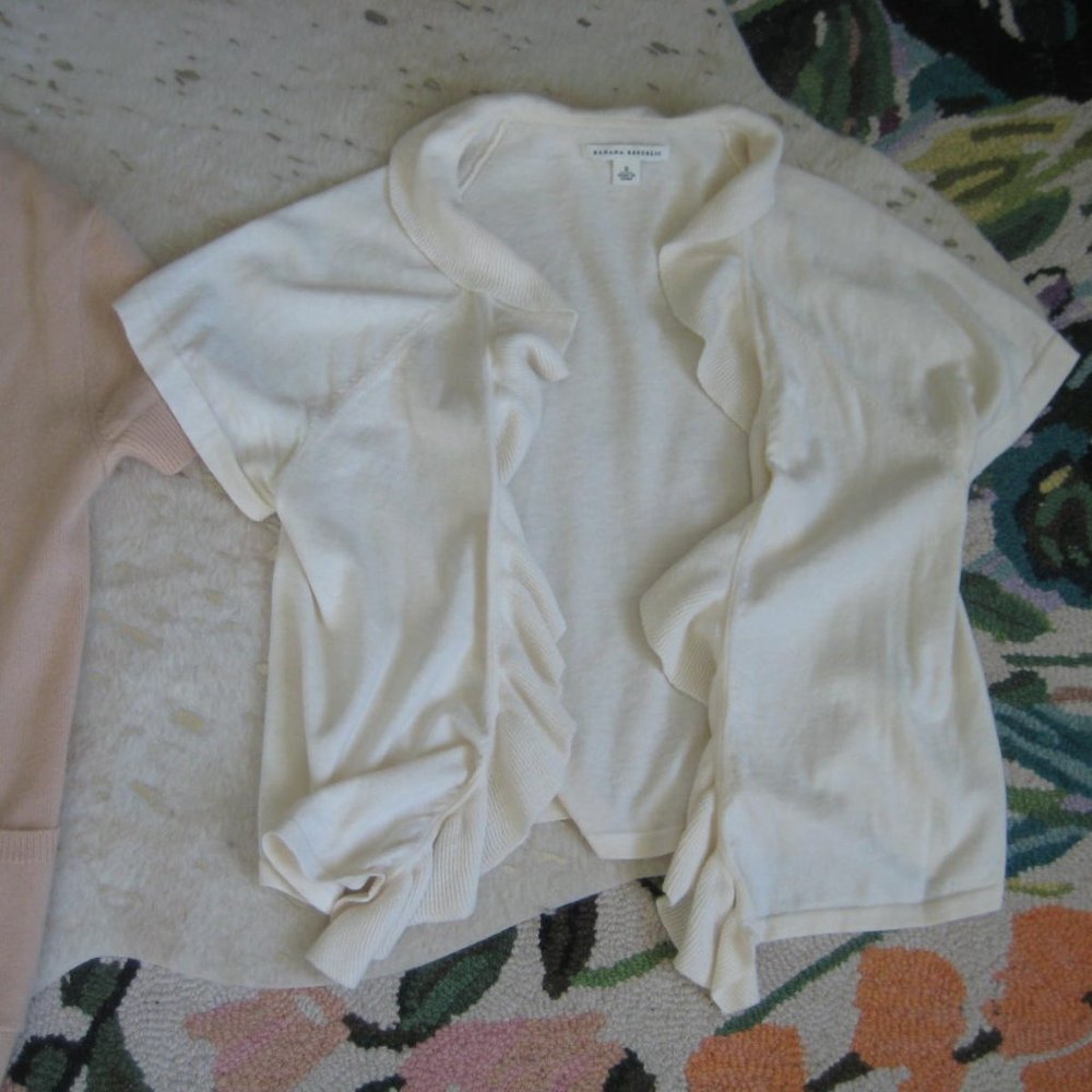 BANANA REPUBLIC IVORY SHORT SLEEVE CARDIGAN SWEATER SMALL